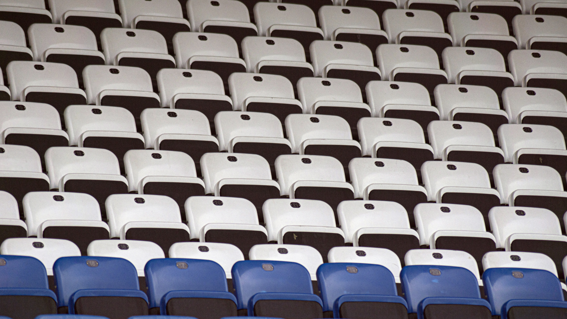 Auditório com cadeiras vazias