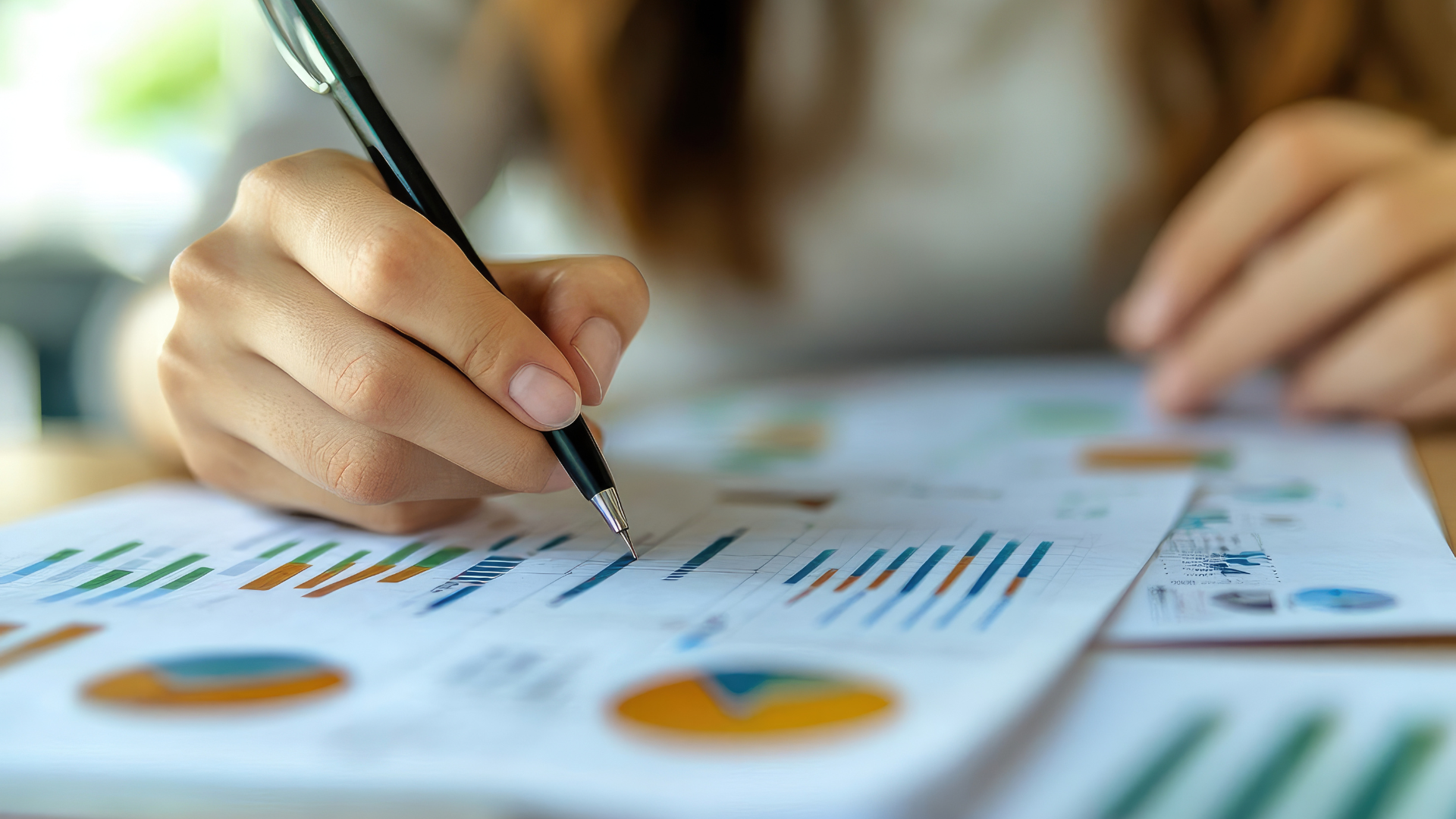 Pessoa anotando em uma folha